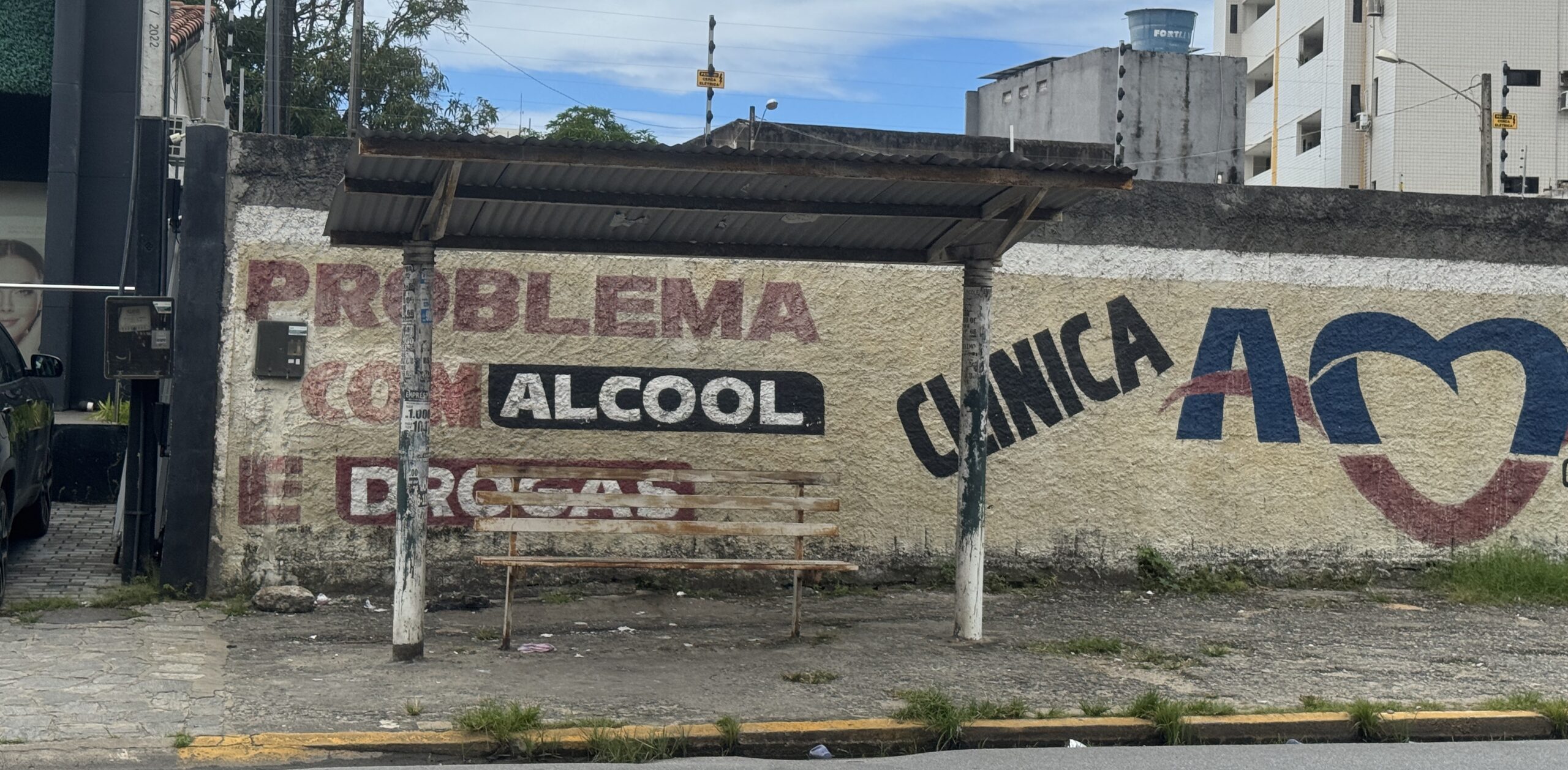 Ponto de ônibus na capital é uma parada de descaso, desconforto e precariedades
