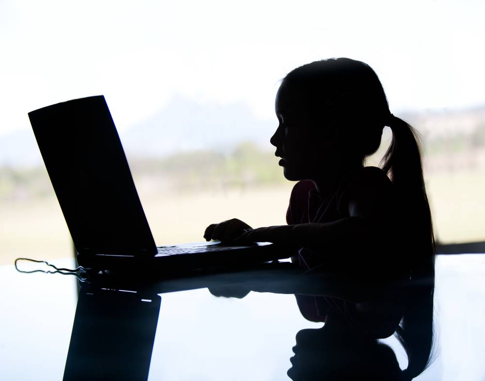 Alumia apura se pais controlam acesso de filhos menores a conteúdos adultos na Internet